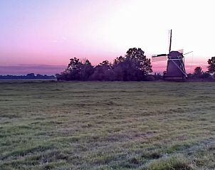 Betoverende zonsondergang bij een molen in de omgeving van vakantiehuisje in Wyns, Friesland.