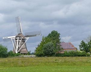 Molen en vakantiehuisje in Wyns, harmonieus gelegen op het Friese platteland, Friesland.