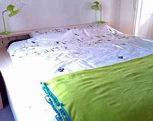 Comfortabele slaapkamer in vakantiehuisje in Wyns met fris beddengoed, gelegen in Friesland.