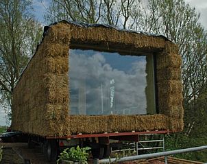 Groot raam in Vakantiehuis in Wyns biedt uitzicht op het Friese platteland, Friesland.