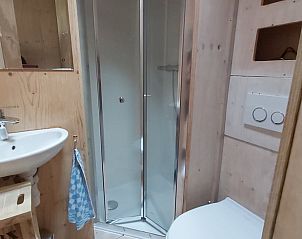 Compacte badkamer in Vakantiehuis in Wyns met douche en wastafel, Friesland.