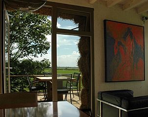 Binnenruimte Vakantiehuis in Wyns met kunst en uitzicht op terras, Friesland.