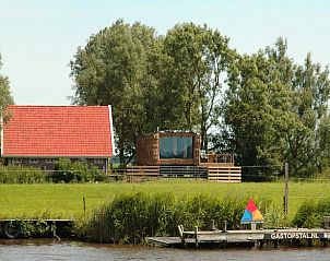 Vakantiehuis in Wyns aan het water met omliggende natuur en boerderij, Friesland.