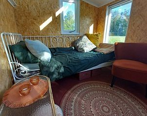 Sfeervolle slaapkamer van Vakantiehuisje in Tijnje, met knusse inrichting en uitzicht op het Friese platteland.