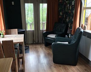 Sfeervolle woonkamer van Vakantiehuisje in Tijnje met uitzicht op het Friese platteland.