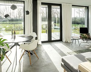 Eethoek met uitzicht op de tuin in Huisje in Bergharen, vakantieverblijf in Rivierengebied, Gelderland.