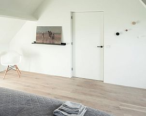 Rustige slaapkamer in Huisje in Bergharen, vakantiehuis in Rivierengebied, Gelderland met minimalistische inrichting.