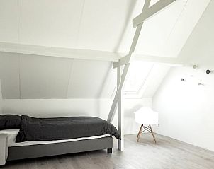 Minimalistische slaapkamer in Huisje in Bergharen, vakantiewoning in Rivierengebied, Gelderland met modern interieur.