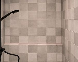 Stijlvolle douche in Huisje in Bergharen, vakantieverblijf in Rivierengebied, Gelderland.