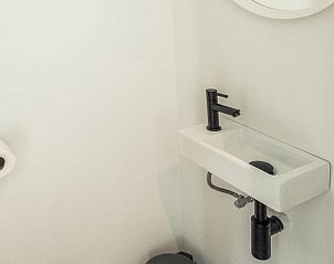 Praktische wastafel in Huisje in Bergharen, vakantiehuis in Rivierengebied, Gelderland.