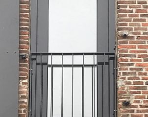 Detail van buitenmuur met balkon in Huisje in Bergharen, vakantiehuis in Rivierengebied, Gelderland.