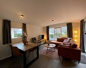 Gezellige zithoek en eetgedeelte in Chalet in Arnhem, gelegen in het prachtige Rivierengebied van Gelderland.