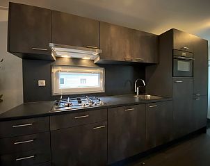 Moderne keuken in Chalet in Arnhem, Gelderland, met strakke afwerking in het Rivierengebied.