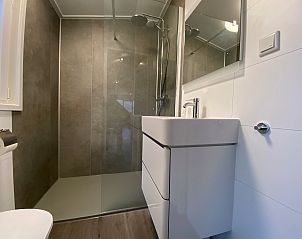 Moderne badkamer in Chalet in Arnhem, Gelderland, met ruime douche in het Rivierengebied.