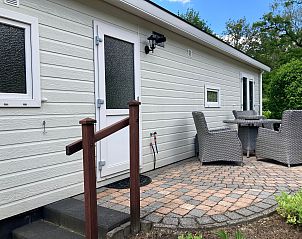 Entree met terras bij Chalet in Arnhem, vakantiehuis in Rivierengebied, Gelderland.