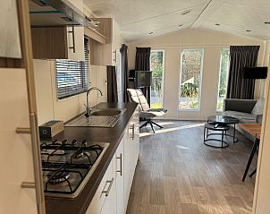 Ruime woonkamer met uitzicht in Chalet in Arnhem, vakantiehuis in het Rivierengebied.