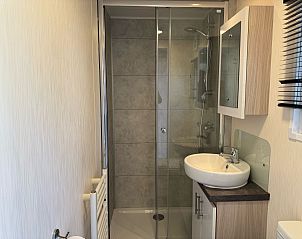 Moderne badkamer met douche in Chalet in Arnhem, vakantiehuis in Gelderland.