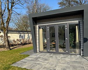 Stijlvolle entree van Chalet in Arnhem, omgeven door natuur in het Rivierengebied.