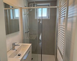 Stijlvolle badkamer in Chalet in Arnhem, ideaal voor een ontspannen verblijf in Gelderland.