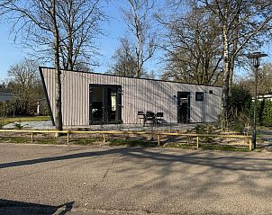 Chalet in Arnhem met moderne architectuur en terras in het Rivierengebied van Gelderland.