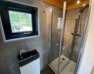 Moderne badkamer met douche in Chalet in Arnhem, biedt comfort voor vakantiegangers in het prachtige Rivierengebied.
