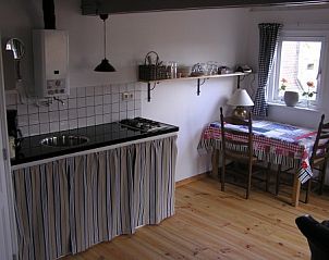 Eettafel en keukenhoek in De Ruif bed and breakfast, Asperen, ideaal voor een gezellig verblijf.