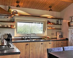 Moderne keuken in Vakantiehuis in Culemborg, compleet met uitzicht op de natuur in Gelderland.