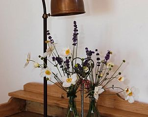 Decoratieve bloemen in Vakantiehuis in Culemborg, voegen charme toe aan het interieur in het Rivierengebied.