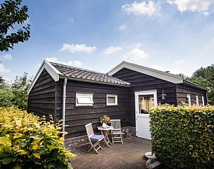 Buitenzitje bij Vakantiehuis in Culemborg, ideaal voor ontspanning in het groene Rivierengebied.