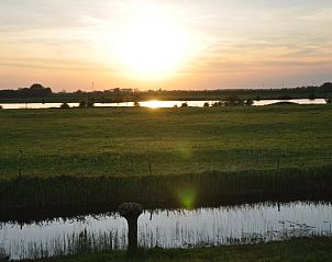 Prachtige zonsondergang bij Vakantiehuis in Culemborg, met uitzicht op het Rivierengebied.