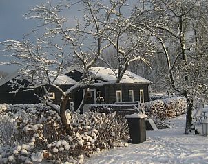 Sneeuw bedekt Vakantiehuis in Culemborg, een winterwonderland in het serene Rivierengebied.