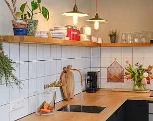Moderne keuken in Vakantiehuis in Culemborg met houten details.