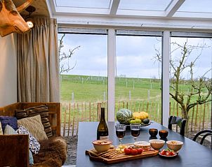 Gezellige eetruimte in Vakantiehuis in Culemborg met uitzicht op weiland.