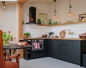 Keuken in Vakantiehuis in Culemborg met moderne apparatuur en landelijke stijl.