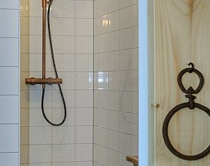 Moderne douche in Vakantiehuis in Culemborg met koperen details.