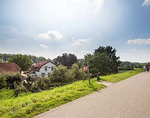 Landelijke weg naar Vakantiehuis in Culemborg in Gelderland.
