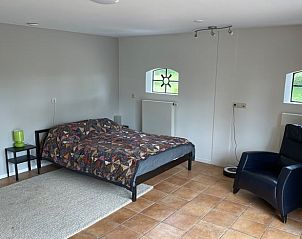 Comfortabele slaapkamer in Vakantiehuis in Beuningen, Gelderland met moderne inrichting en natuurlijk licht.