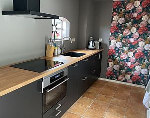 Moderne keuken in Vakantiehuis in Beuningen, Gelderland met kleurrijke bloemenmuur en complete uitrusting.