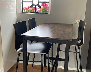 Eethoek met uitzicht in Vakantiehuis in Beuningen, Gelderland, perfect voor intieme maaltijden.