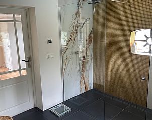Luxe badkamer met inloopdouche in Vakantiehuis in Beuningen, Gelderland voor ultiem comfort.