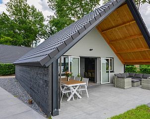 Veranda met zitgelegenheid in Vrijstaande woning in Kerkdriel, Rivierengebied, Gelderland.