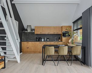 Eethoek met houten tafel in de vakantiewoning in Kerkdriel, Rivierengebied, Gelderland.