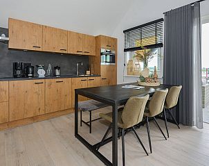 Gezellige eetruimte met uitzicht in Vrijstaande woning in Kerkdriel, Rivierengebied, Gelderland.