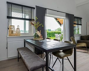 Comfortabele zithoek met moderne inrichting in de vakantiewoning in Kerkdriel, Rivierengebied, Gelderland.