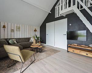 Televisiehoek met trap naar boven in Vrijstaande woning in Kerkdriel, Rivierengebied, Gelderland.