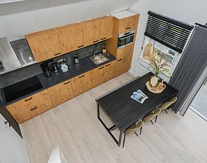 Keuken met houten elementen in de vakantiewoning in Kerkdriel, Rivierengebied, Gelderland.