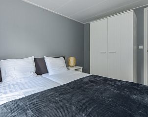 Hoofdslaapkamer met ruime kast in Vrijstaande woning in Kerkdriel, Rivierengebied, Gelderland.