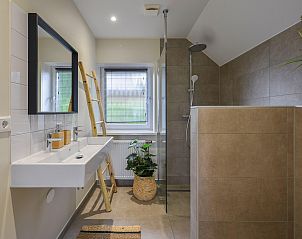 Moderne badkamer met dubbele wastafel in Vrijstaande woning in Kerkdriel, Rivierengebied, Gelderland.