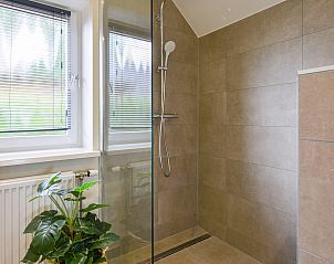 Ruime douche in moderne badkamer van Vrijstaande woning in Kerkdriel, Rivierengebied, Gelderland.