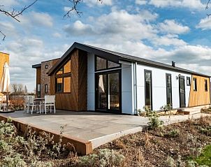 Terras van Vakantiehuis Hackfort 6 in Kerkdriel met uitzicht op de omgeving in Gelderland.